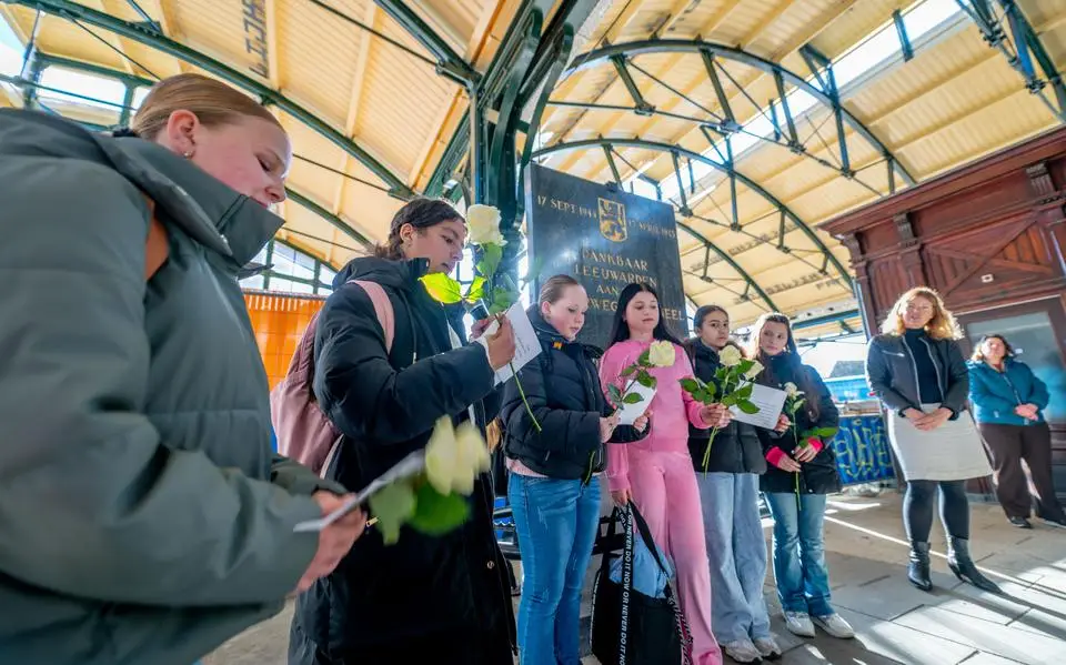 Gedichten en bloemen op station Leeuwarden voor omgekomen spoorpersoneel