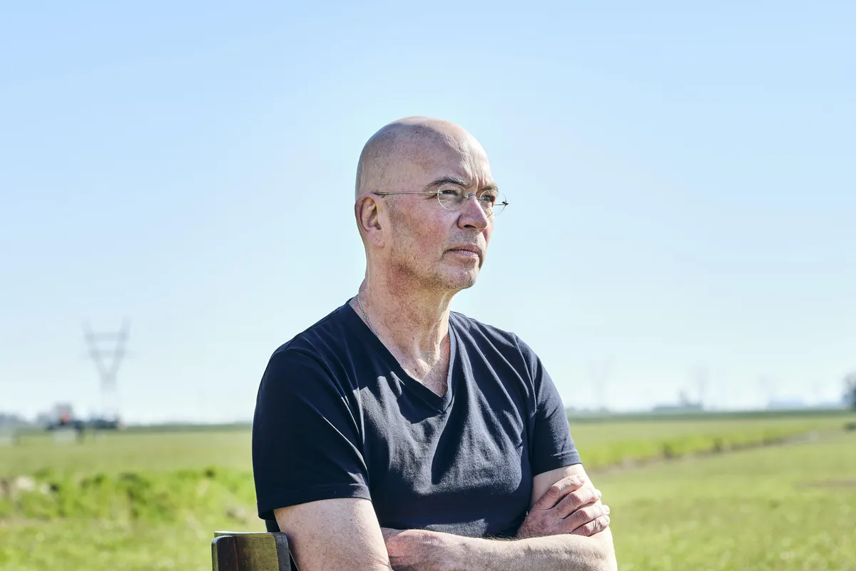 Schrijver Tommy Wieringa over optimisme in bange tijden: ‘De beste strategie is hoop vervangen door handelen’