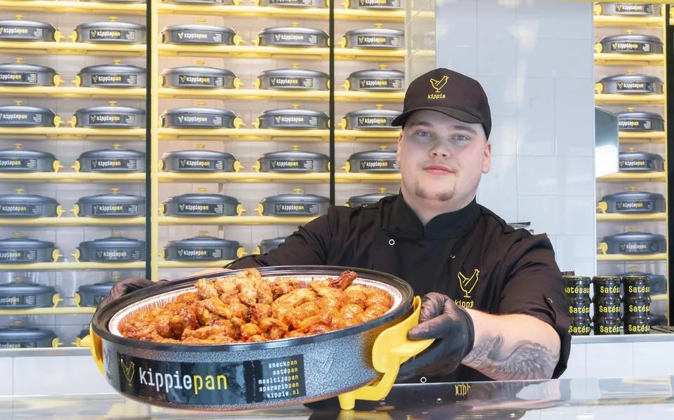 Tobias de Haan (21) opent in Drachten een eerste Friese Kippie: zijn naam is ‘geen marketingstunt’