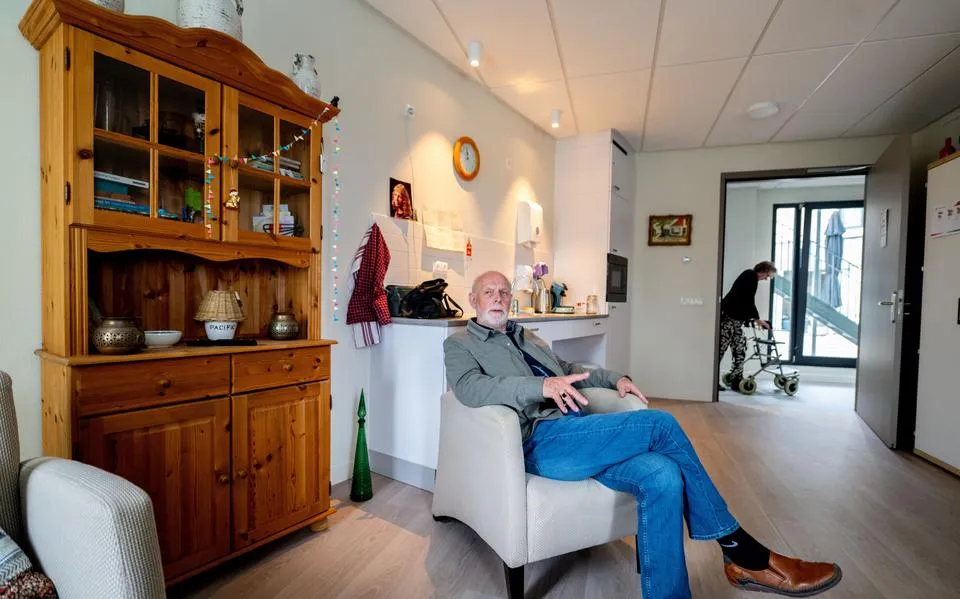 Huntingtonpatiënt Ebel (76) heeft eindelijk een eigen badkamer in Friesma State in Grou: ‘Heel blij’