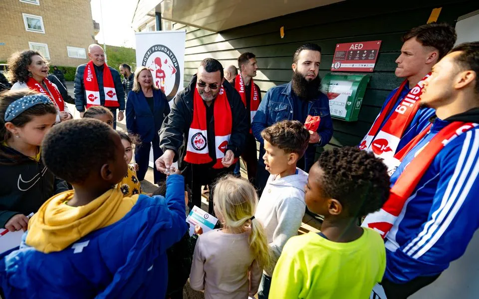 Nouri Foundation plaatst AED in Leeuwarden: ‘Mensen moeten vooral durven te handelen’