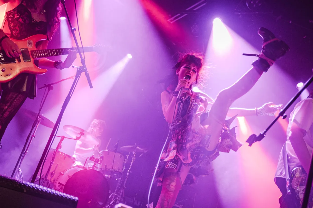 ‘Hebben jullie zin om te moshen?’ Jonge punkbands strijden in VERA vol vuur voor meer inclusiviteit