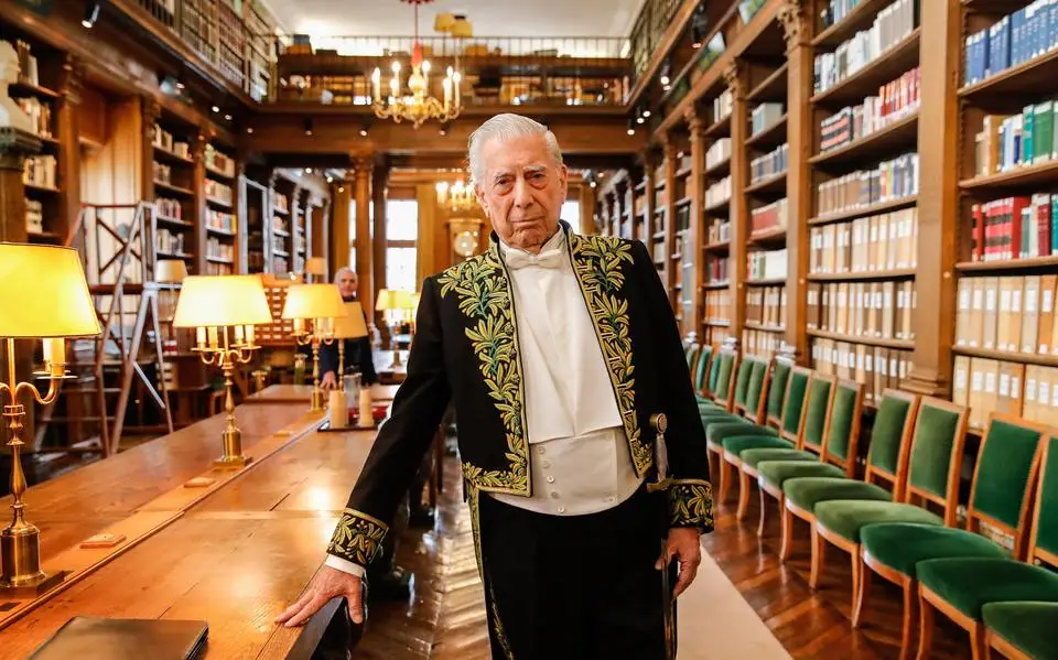 Schrijver en Nobelprijswinnaar Mario Vargas Llosa (89) uit Peru overleden: ‘Ging in vrede’