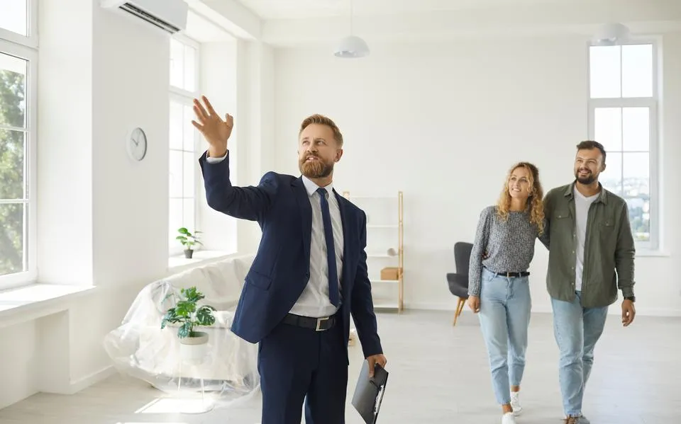 Kopers worden tegen elkaar uitgespeeld: doorbreek de macht van de makelaar | opinie