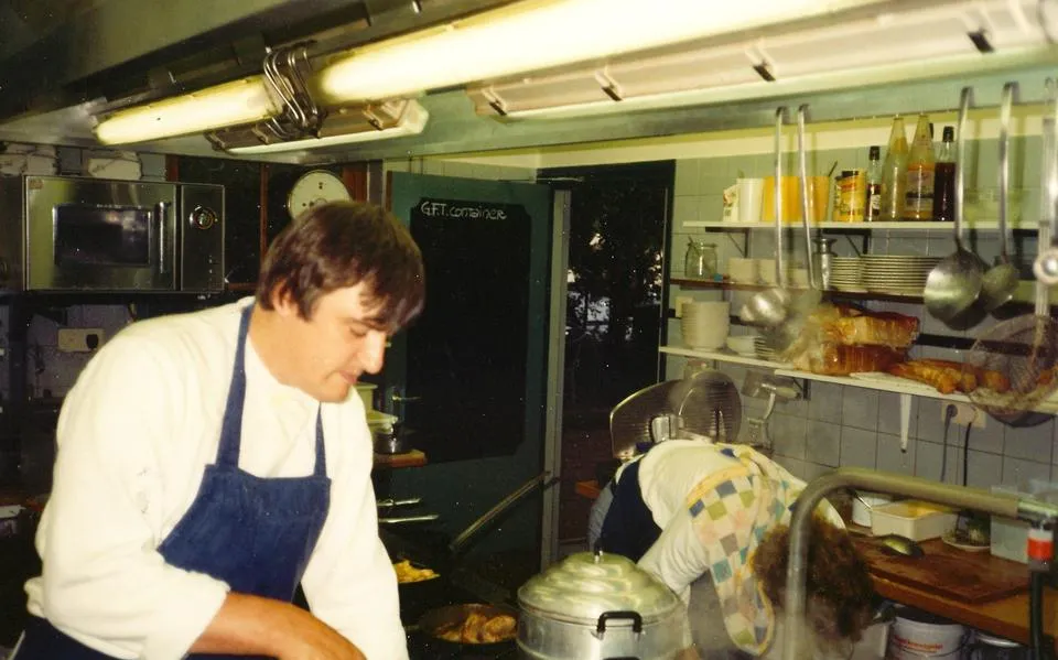 Sterrenchef Ton (72) leerde Terschelling goed koken en goed eten. Proeven en nog eens proeven