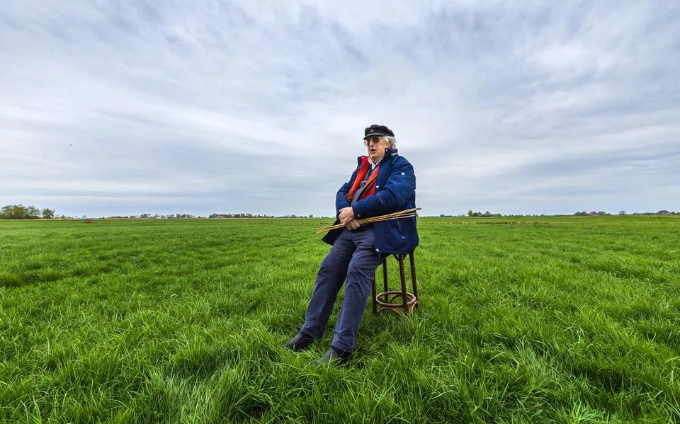 De stamgast van Smallebrugge: Jan Wouter Jellema (78) kijkt naar kieviten vanaf een barkruk