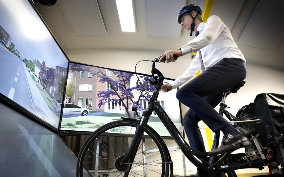 Gedeputeerde Matthijs de Vries ‘botst’ met fiets tegen boom, maar ongeluk loopt goed af dankzij Groningse simulator