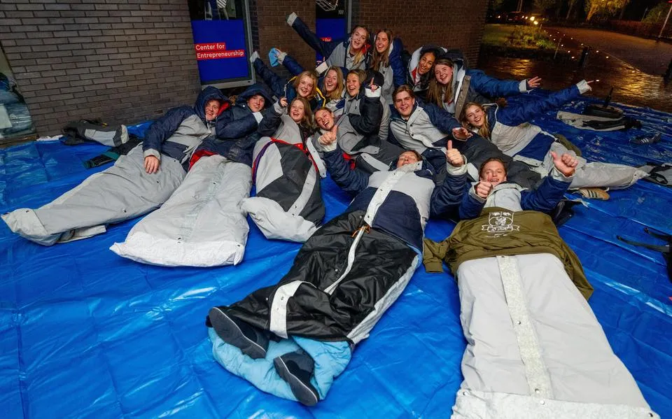 Vijftig studenten slapen op straat in Leeuwarden voor het goede doel: ‘Wij zijn meer dan zuipers in een kroeg’