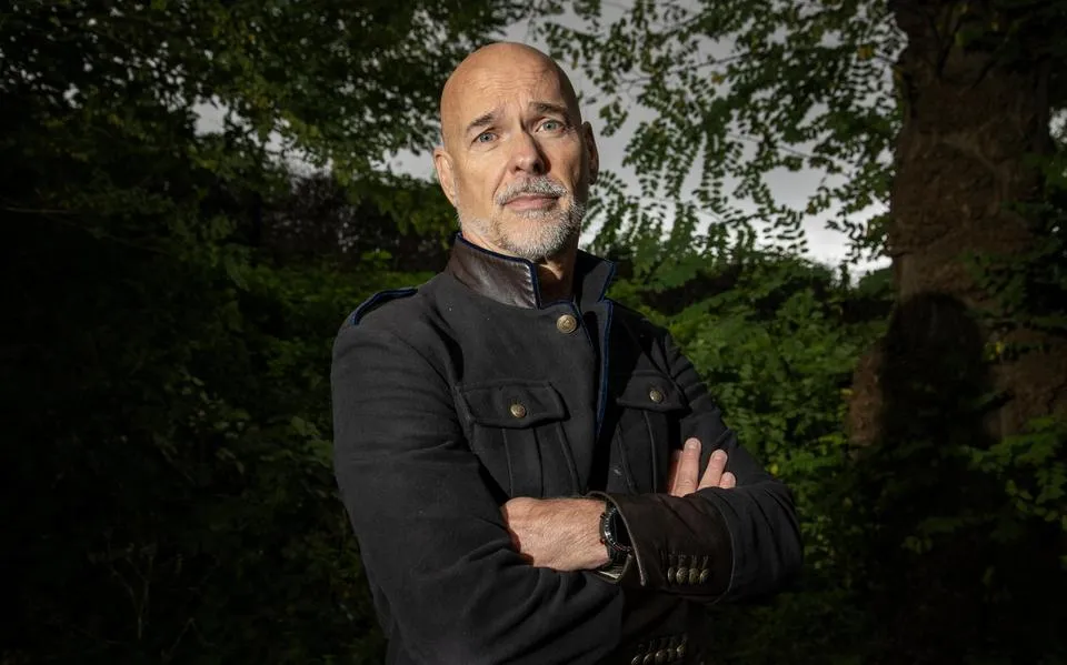 Rob Kamphues keert met ‘De klassenavond’ terug op tv. ‘Eigenwijs ben ik natuurlijk nog steeds’