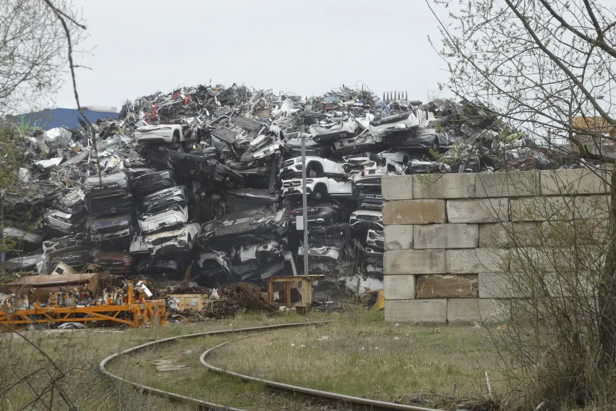 Luxe Mercedessen overleefden brand op rampschip Fremantle Highway, maar liggen nu op deze enorme schroothoop