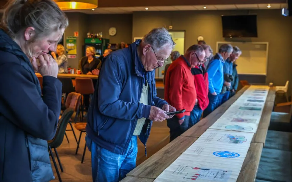 Afscheidscadeau op behang uit 1946 houdt geliefde dokter uit Easterein voor altijd in herinnering. ‘Hy hat my op de wrâld set’