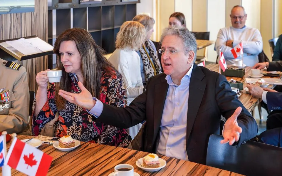 Canadese ambassadeur bezoekt Friesland. ‘Misschien is herdenken nu wel belangrijker dan ooit tevoren’