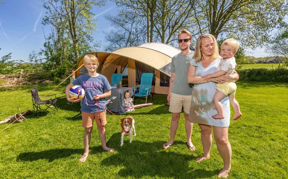 Hans (38) en Thérèse (41): vorige week compleet verregend in Frankrijk, nu zomers op de camping in Jubbega