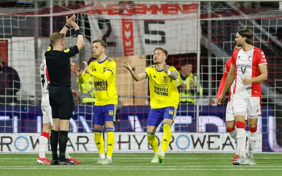 SC Cambuur begaat op bezoek bij FC Emmen pijnlijke misstap in strijd om directe promotie