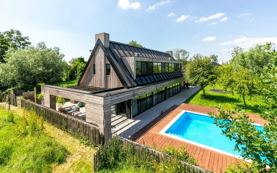 Dit grote landhuis met zwembad staat voor 1,3 miljoen euro te koop in Menaam: ‘Fantastische plek’