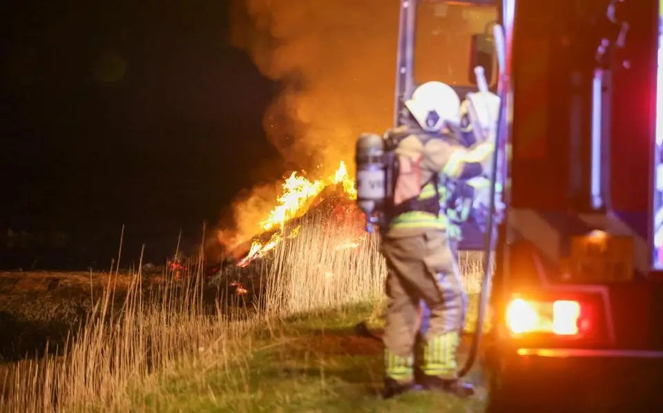 Politie gaat uit van brandstichting Wijnaldum, ook paasbult in Oldeholtpade is al opgebrand