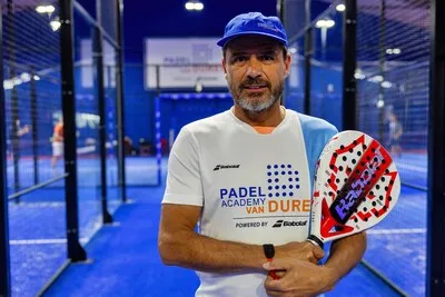 Voormalig PSV’er is nu padelkampioen en leidt zijn eigen sportcomplex