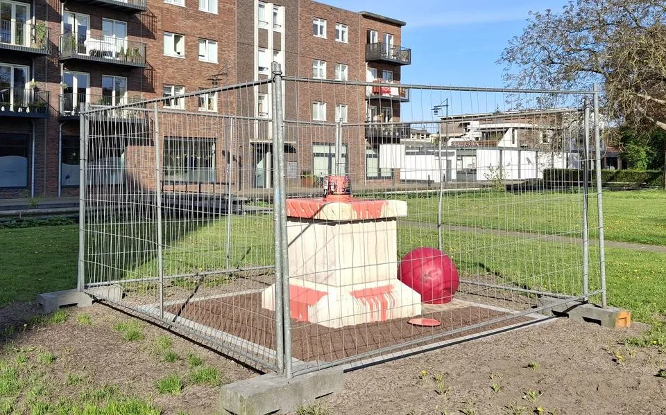 Rode verf op verzetsmonument en Hitler-graffiti in de straten van Wolvega: gemeente doet aangifte
