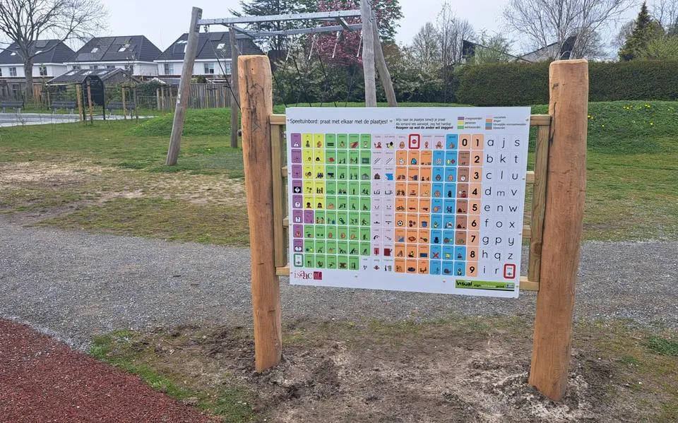 It Mienskipsplak Fûgelflecht in Franeker breidt uit met communicatiebord en inclusieve schaaktafel 