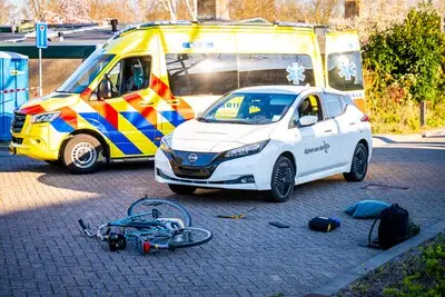 Fietser met spoed naar ziekenhuis na aanrijding op Groenoord