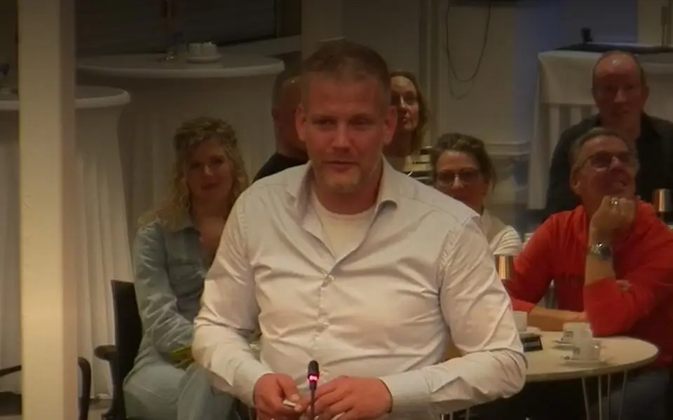 Opvallende benoeming in Dokkum: zoon van wethouder wordt raadslid in Noardeast-Fryslân