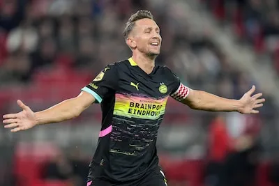 Luuk de Jong drukt geruchten de kop in: ‘Ik ga door en als ik in Nederland blijf spelen, is dat bij PSV’