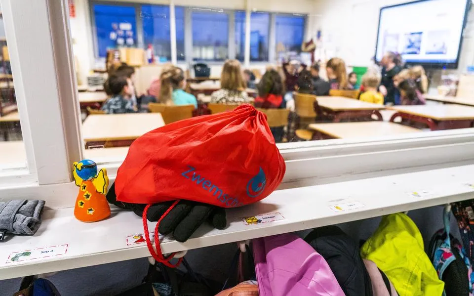 Hoe tijdelijke contracten bevlogen leraren het onderwijs uit duwen | opinie