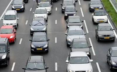 Start paasvakantie zorgt voor verkeersdrukte op Brabantse snelwegen, anderhalf uur vertraging op A2 richting Den Bosch