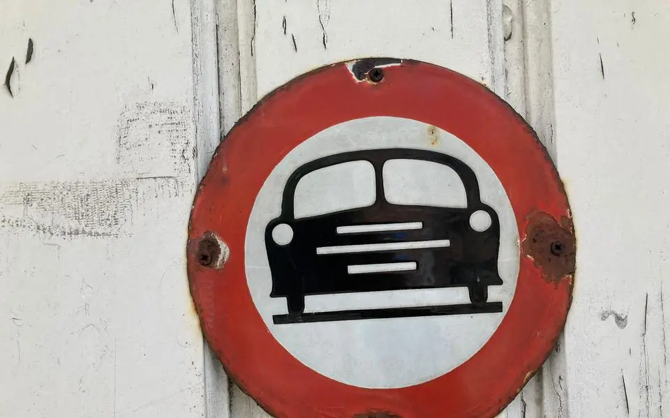 Nieuw autoverbod op Harlingertrekweg achter Kooi Stadion in Leeuwarden: lees hier waarom