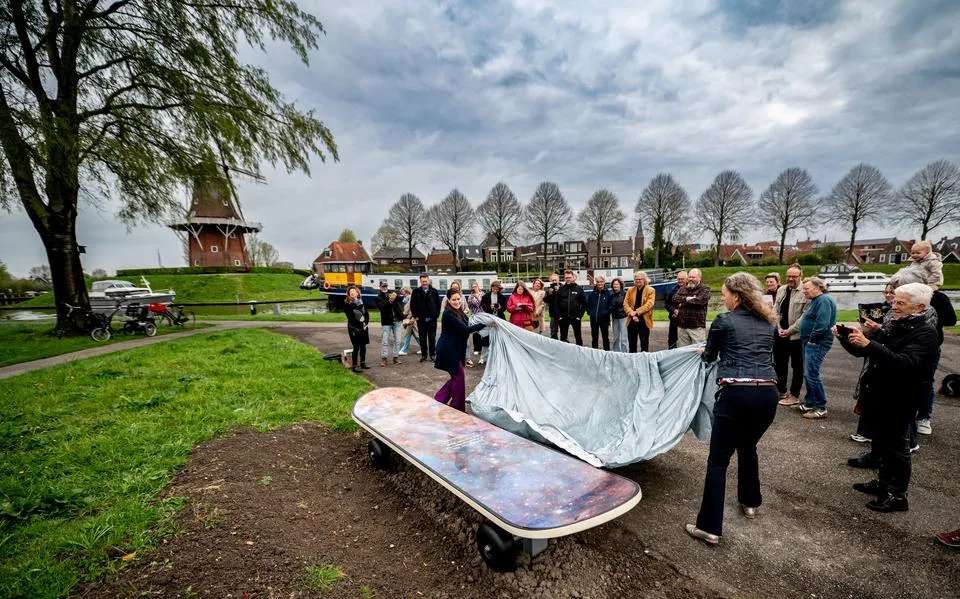 Kunstenaar Machiel Braaksma bedacht vijf bijzondere bankjes met poëzie, waar je niet op hoeft te zitten
