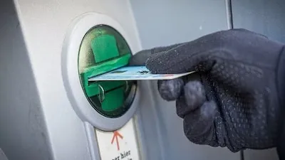 Man (26) uit Eindhoven besodemie­ter­de 20 ouderen en mocht 40 procent van de buit houden