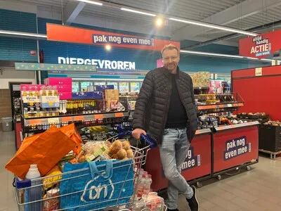 Boodschappen voor een samengesteld gezin? Bas doet het op gevoel. ‘Het zou kunnen dat er thuis nog vijftig flessen staan’