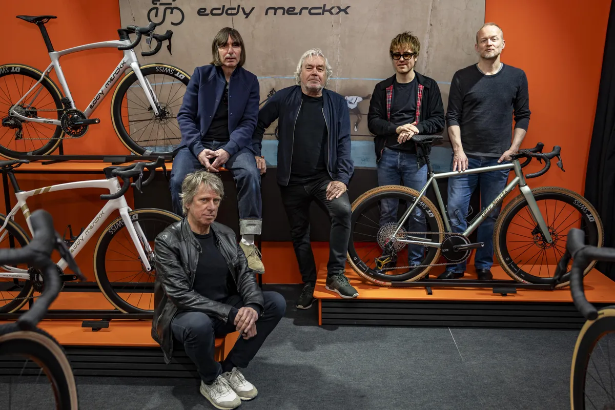 Van rockers tot renners: The Analogues fietsen 2000 kilometer voor War Child. ‘Een logische vervolgstap’