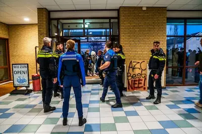 Inwoners Best verbolgen over geweld bij infoavond azc: ‘Dit past niet in ons dorp’