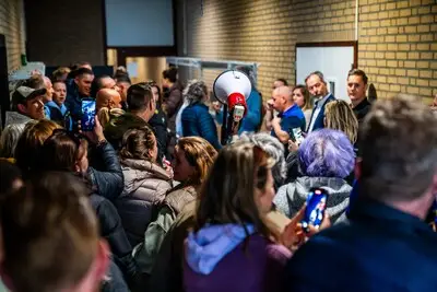 Burgemeester Best over verstoring azc-avond: ‘Je kunt niet met geweld en geschreeuw een ‘nee’ afdwingen’