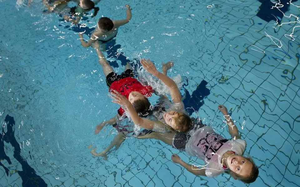 ‘Sloop zwembad De Blauwe Golf: bouw een nieuw Leeuwarder bad’, staat in twee adviezen, maar wat wil de wethouder?