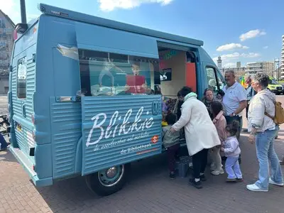 Nieuwe voorleesbus Blikkie in oud, herkenbaar jasje gestoken