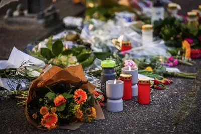 Bloemen, kaarsjes en bidons voor Rein (40), die overleed bij ongeluk op viaduct bij Nuenen