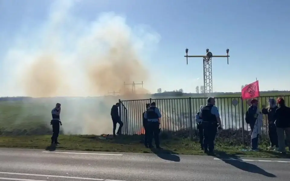 Protest bij Vliegbasis Leeuwarden tegen NAVO en defensie eindigt met brand, boetes en scheldpartijen. ‘Het was niet zo bedoeld’