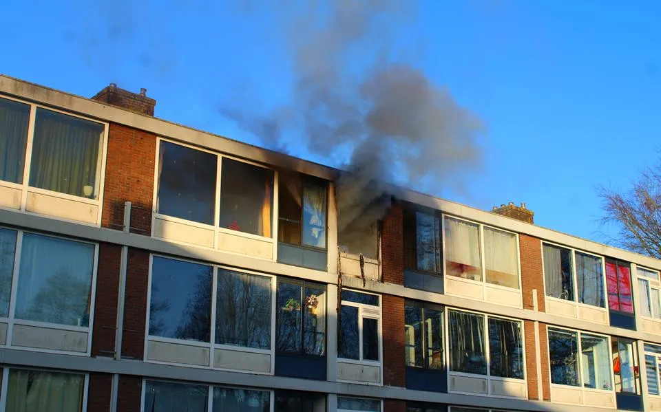 Leeuwarder zit vast na brand in Hazelaarstraat in Leeuwarden