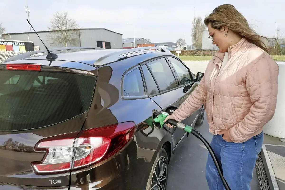 Prijzen aan de pomp dalen door handelsoorlog. ’Maar eigenlijk moet je hopen dat ze weer stijgen’