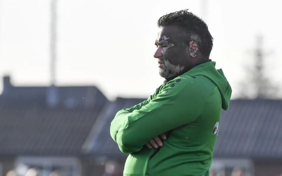 Ook na 18 nederlagen en degradatie blijft Dronrijp-trainer Camaru van Oostveen positief. ‘Zit nog veel rek in’