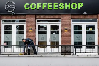 Na 10 aanslagen stopt coffeeshop Caza in Tilburg ermee: ‘Ik word als slachtof­fer ernstig gedupeerd’