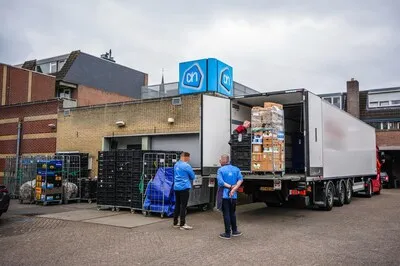 Opmerkelijke en verontrustende vondst bij AH in Best: personeel vindt kilo's cocaïne tussen de bananen