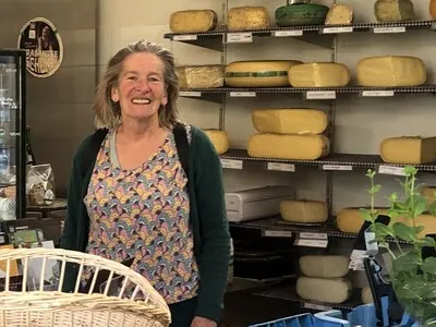 Cora doet haar boodschappen op een plek waar tijd geen haast heeft: ‘Heel relaxed hier’