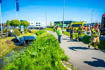 Automobilist raakt van de Nieuwveenseweg in Nieuwkoop en belandt in sloot