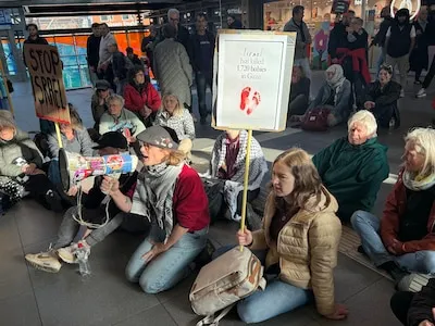 Protesten tegen oorlog in Gaza op stations in Tilburg, Den Bosch en Eindhoven: ‘Stop Israël’