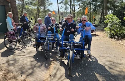 Vrijwilligers fietsen met gasten naar favoriete plekjes, nu ook over nieuwe duo-fietsroute