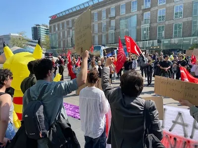 Honderden Turkse demonstranten in centrum Eindhoven: ‘Jongere generatie is echt tegen Erdogan’