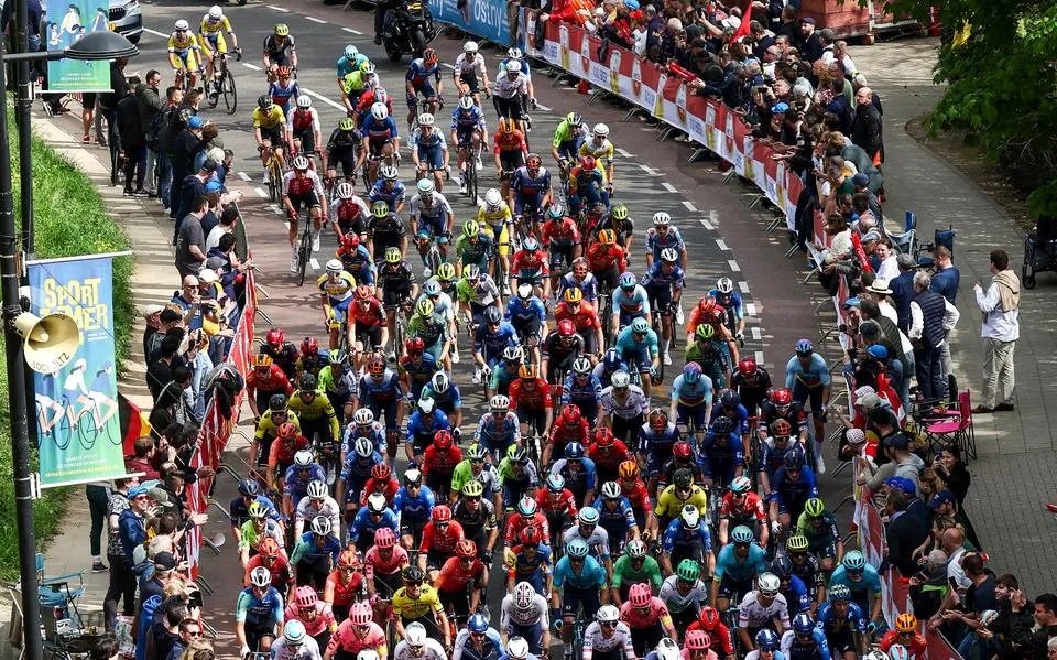 Waaraan moet een renner voldoen om de Amstel Gold Race te kunnen winnen? ‘Het is vechten voor je plek en dat knijpt bij veel renners de keel dicht’